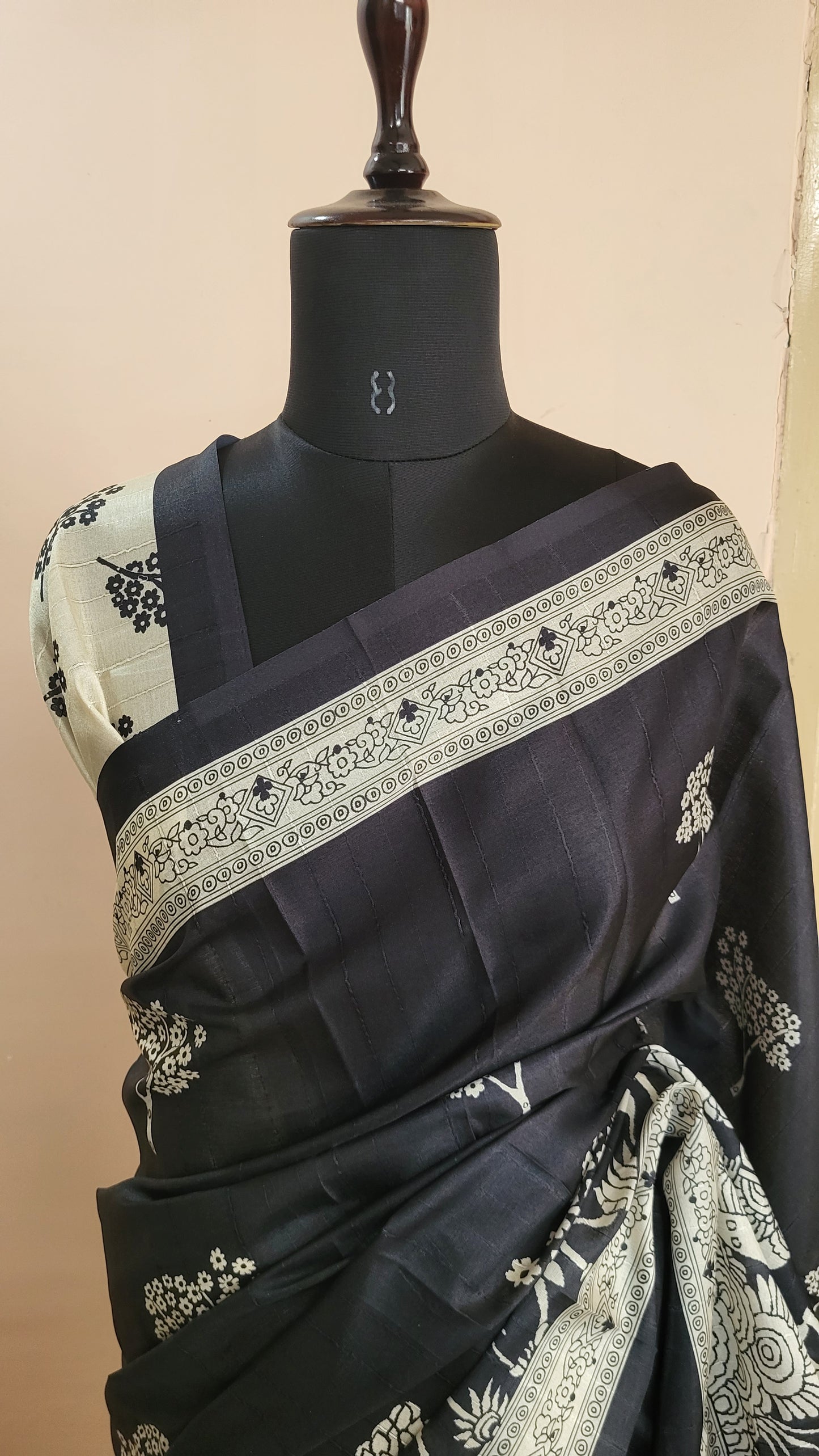 Black and White Ethnic Print Saree with Traditional Animal Motifs & Contrast Border – Elegant Festive Wear