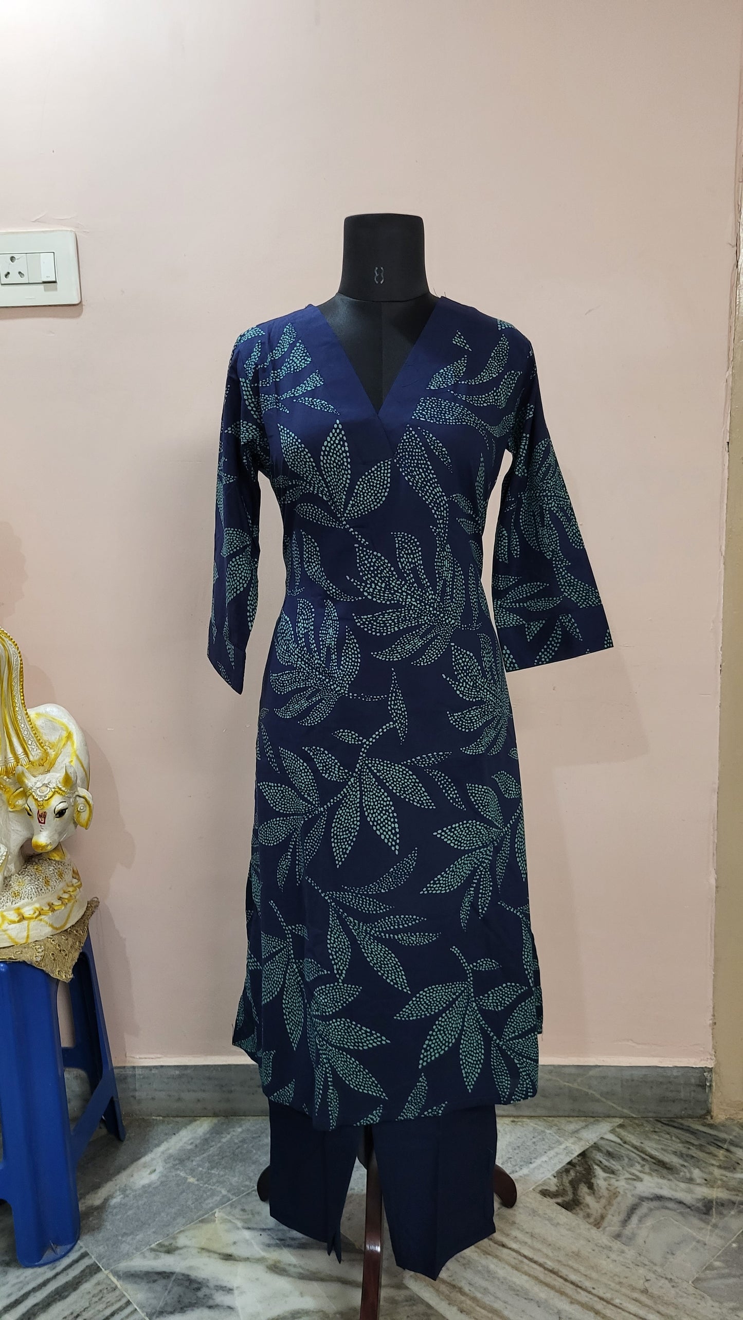 Navy Blue Leaf-Print Straight Kurta with V-Neckline & Matching Pants